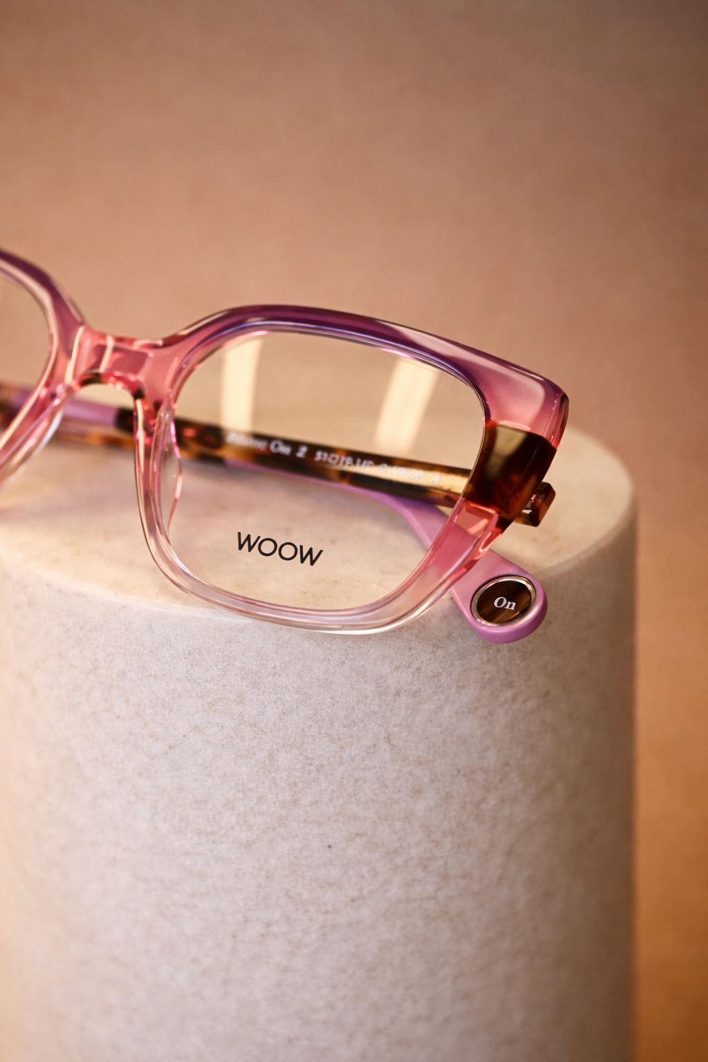 Monture rose WOOW présentée en gros plan